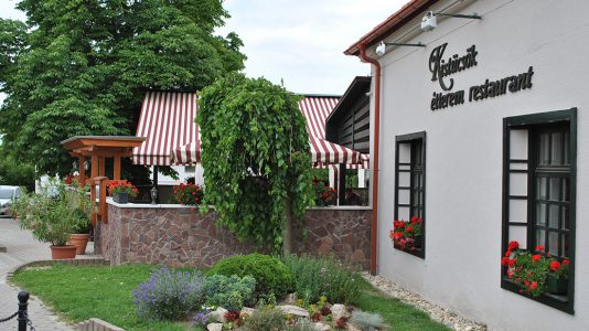 Kistücsök Restaurant in Balatonszemes