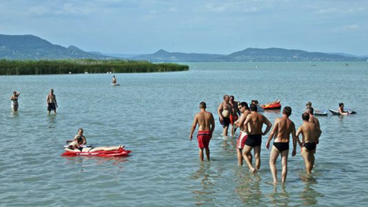 Der kostenlose Strand in der Csalogány Gasse in Balatonfenyves
