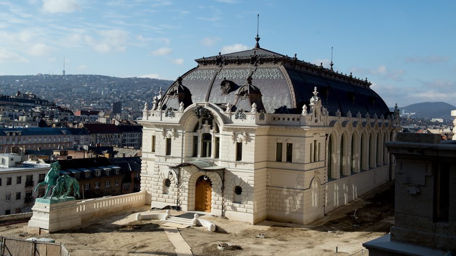 Die Reithalle und das Hauptwachgebäude strahlen in alter Pracht in dem Budaer Burgpalast