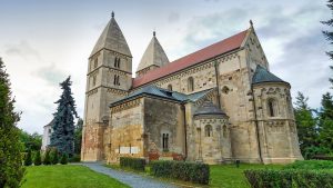 Die acht Jahrhunderte alte Kirche von Ják