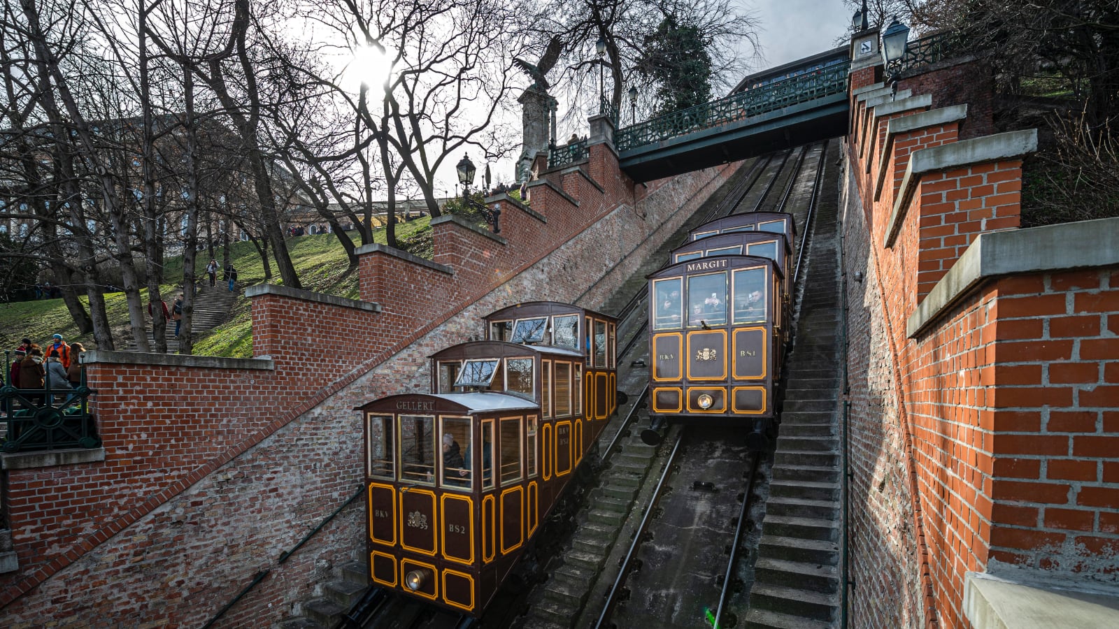 Die renovierte Budavári-Standseilbahn, die zum Weltkulturerbe gehört, verkehrt wieder