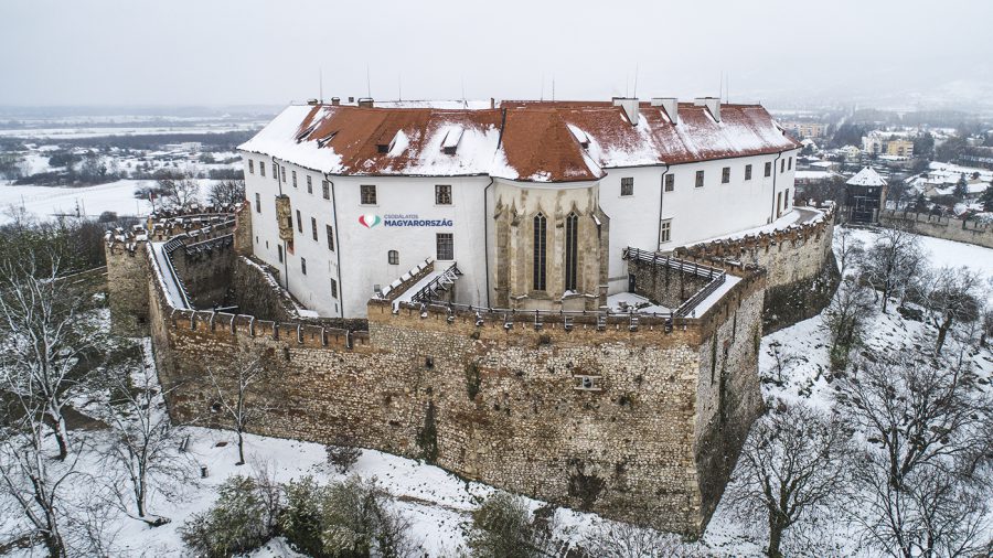 Die verschneite Burg Siklós im März ist faszinierend