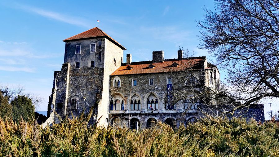 Sechs Jahrhunderte Geschichte - Burg Tata