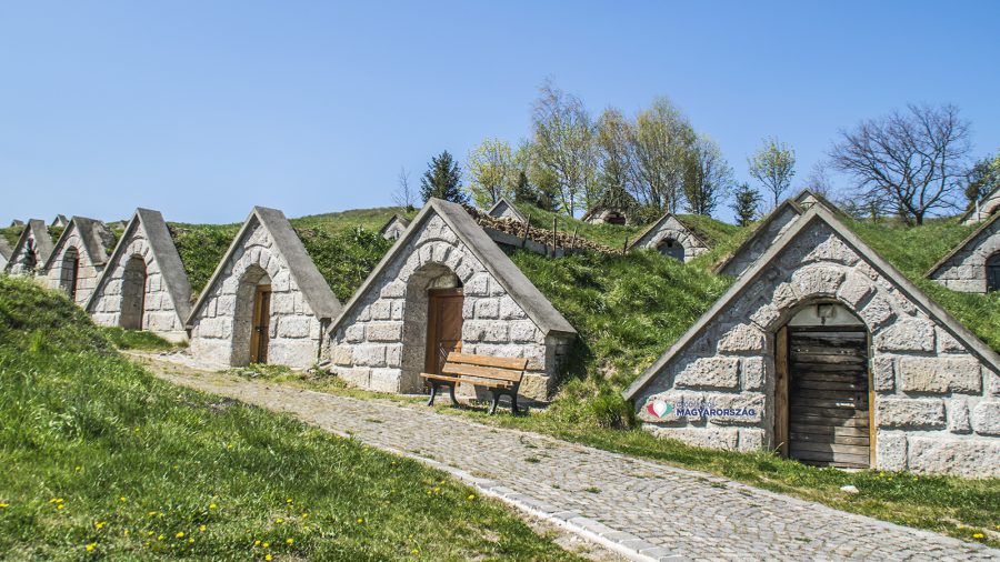 Die Gombos-hegyi Kellerreihe beeindruckt durch einzigartige Architektur