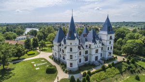 Das Almássy-Schloss eingerahmt von einem idyllischen Schlosspark