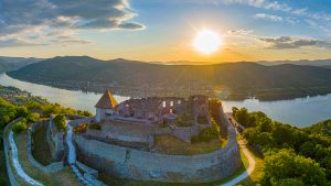 Die sagenhafte Burg in Visegrád nimmt uns auf eine Zeitreise in die Vergangenheit mit