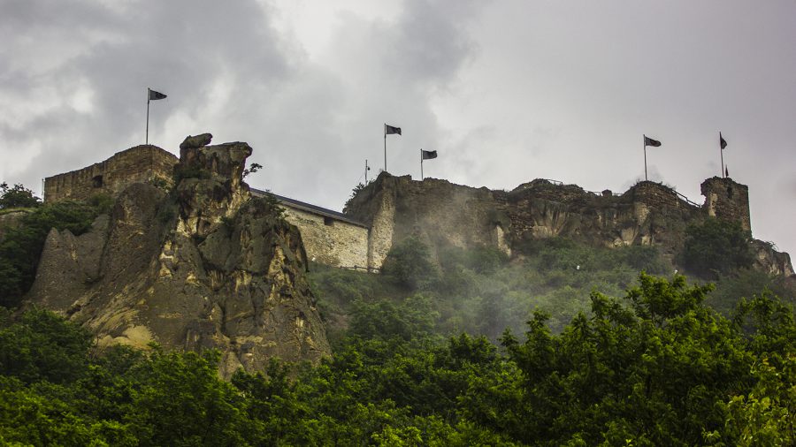 Burg Sirok, die einzige Höhlenburg in Ungarn