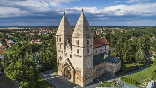 Die Abteikirche von Ják erstrahlt in neuem Glanz: Restaurierung abgeschlossen