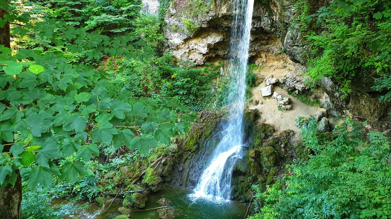 Das Wasser von Ungarns höchstem Wasserfall, vom Wasserfall in Lillafüred stürzt wieder in die Tiefe