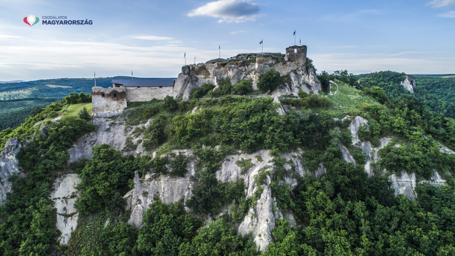 5 Burgruinen im Mátra-Gebirge, deren Steine von Jahrhunderten erzählen