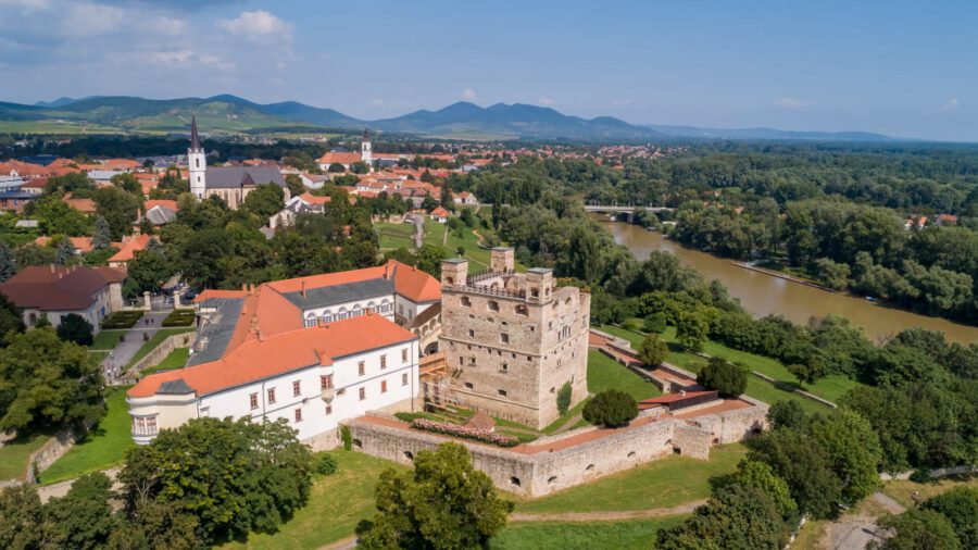 Die Rákóczi-Burg und ihr Roter Turm in Sárospatak