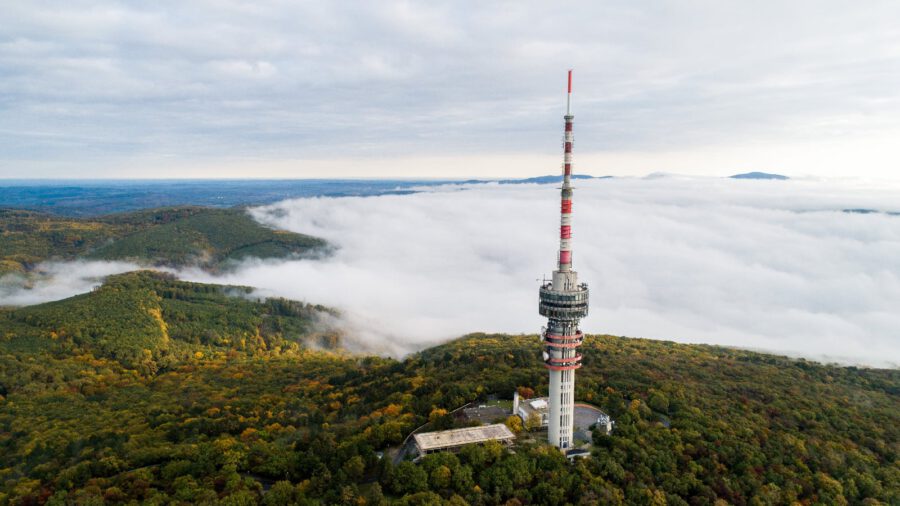 Drohnenaufnahmen über das nebelbedeckte Pécs