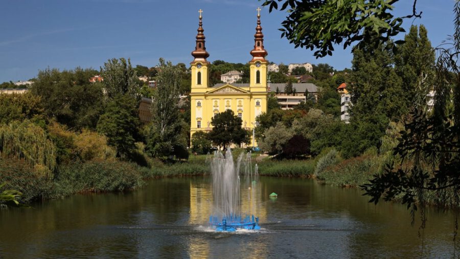 Die zweitürmige Szent Imre Kirche mit Blick auf den Bodenlosen See (Feneketlen-tó)