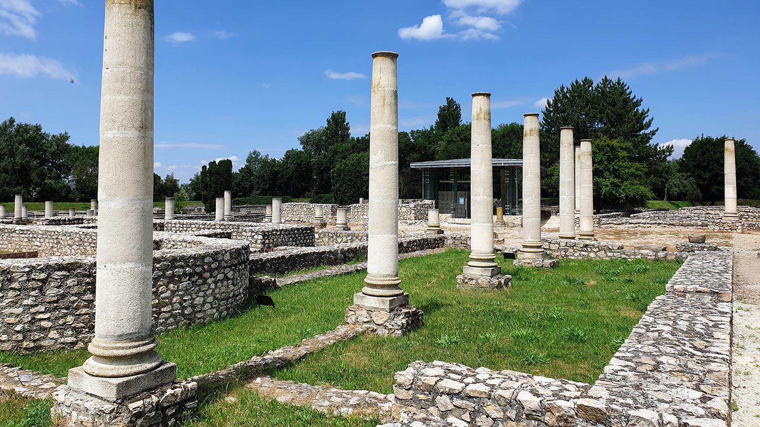 Der Gorsium Archäologische Park in Tác, der eine Metropole des Römerzeit bewahrt