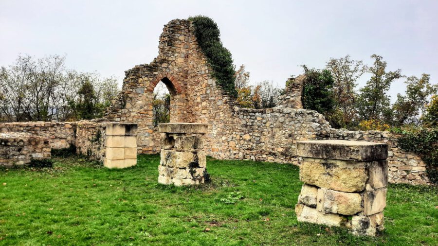 Geheimnisvolle Ruinen auf dem Gipfel über Mecseknádasd