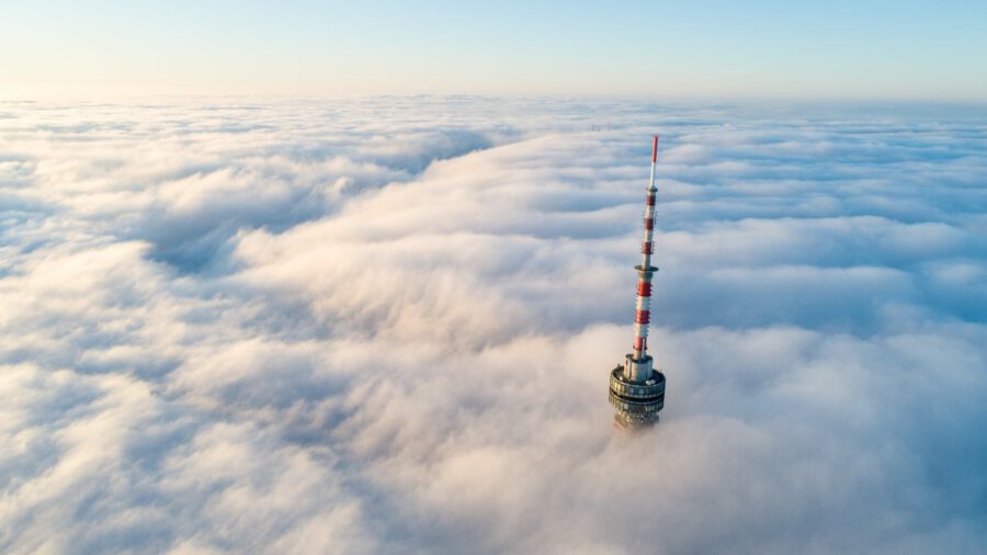 Der Pécser Fernsehturm durchbricht die dichte Nebeldecke
