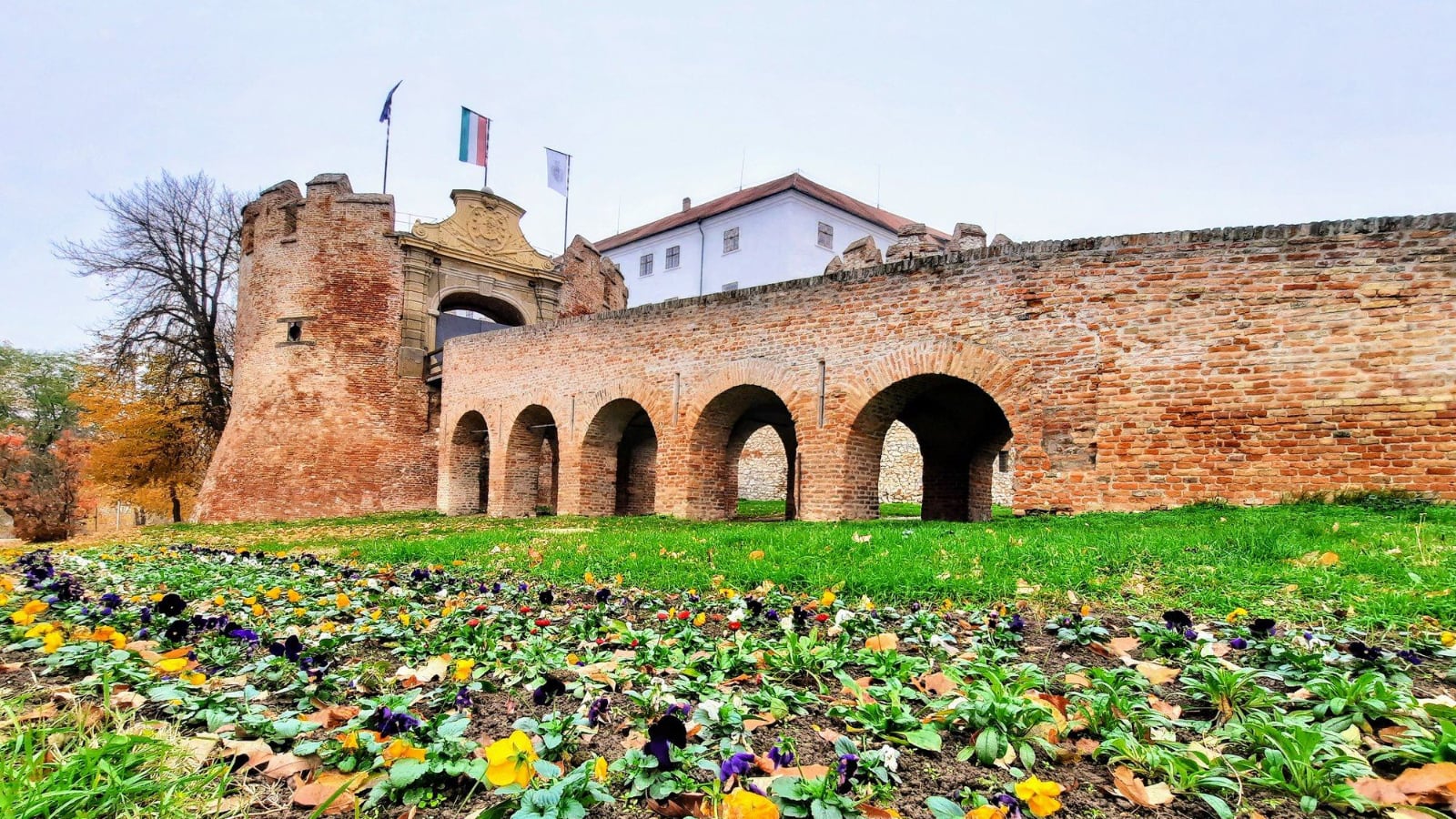 Die Burg Siklós, versteckt hinter Bastionen und hohen Mauern