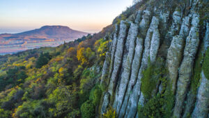Atemberaubende, von der Natur geformte Basaltorgeln des Szent György-Berges