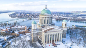 Die schneebedeckte Basilika von Esztergom, die größte Kirche Ungarns