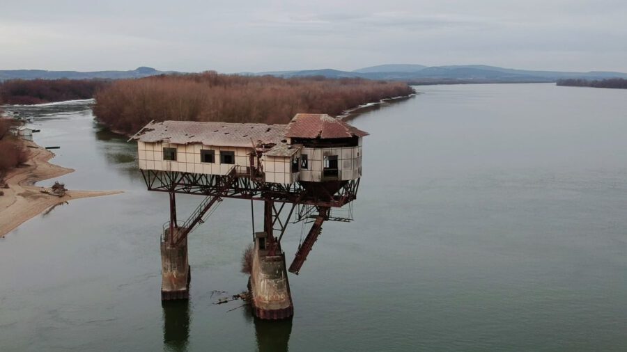 Gebäude auf riesigen Stelzen über der Donau: der Kohlelader in Esztergom