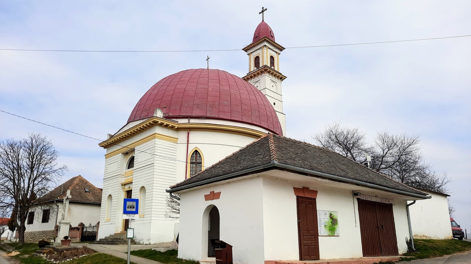 Die Rundkirche des Gastro-Dorfes, die Szent Erzsébet-Kirche in Palkonya