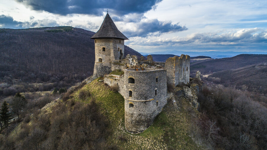 Burg Somoskő: ein ungarisches Dorf, dessen Festung sich in der Slowakei befindet