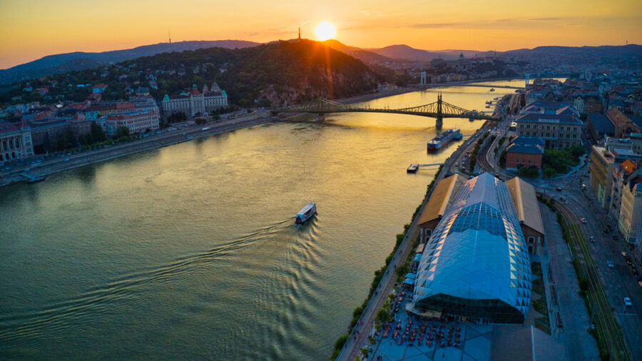 Die Ungarische Tourismusagentur erneuert das Kulturzentrum Bálna für 2,5 Milliarden Forint