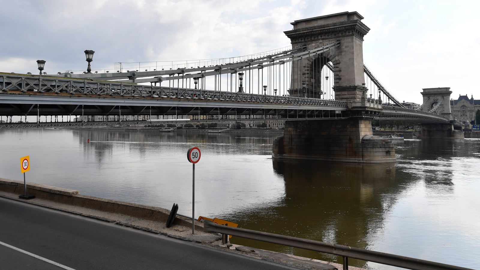Ab dem 16. Juni wird die Kettenbrücke wegen der  Rekonstruktion der Fahrbahnplatte gesperrt