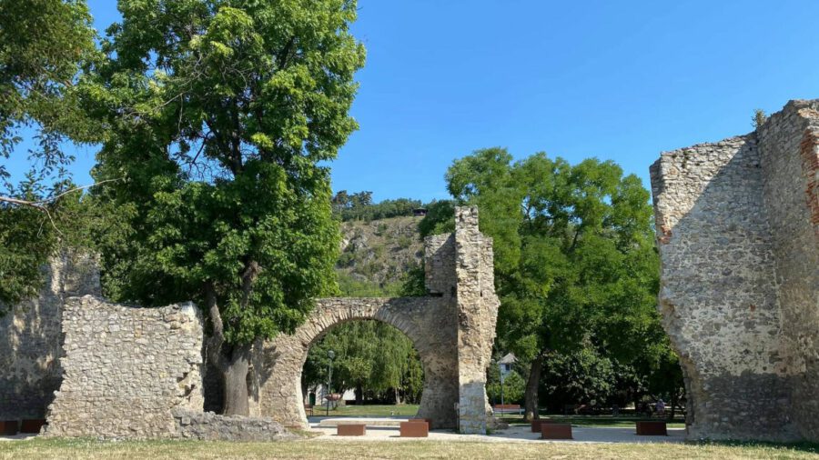 Die mittelalterlichen Ruinen von Tettye, die Überreste eines ehemaligen Palastes