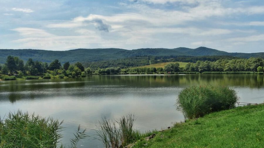 Der legendäre Varbó-See, dessen Tiefe Geheimnisse birgt