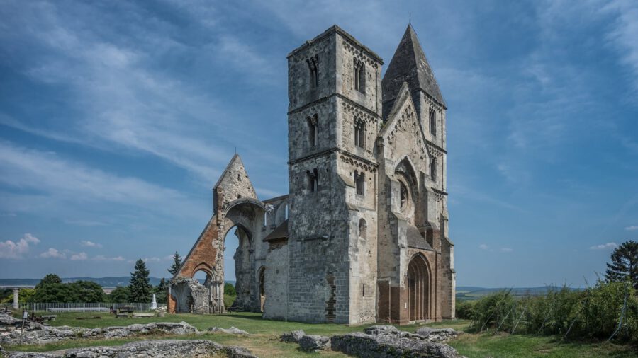 Die beeindruckenden Ruinen der alten Kirche von Zsámbék