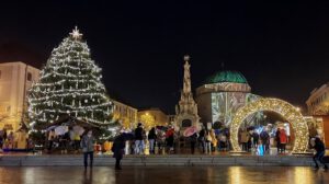 Weihnachtszauber in Pécs: der kunsthandwerkliche Weihnachtsmarkt wurde eröffnet