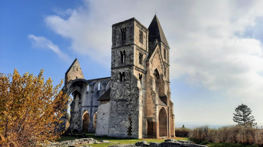 Die mittelalterliche Kirchenruine von Zsámbék, die durch ein Erdbeben zerstört wurde