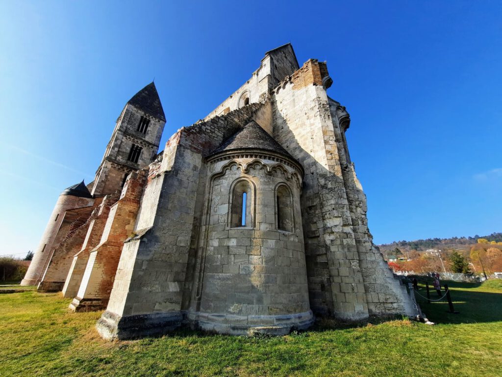 Die mittelalterliche Kirchenruine von Zsámbék, die durch ein Erdbeben zerstört wurde