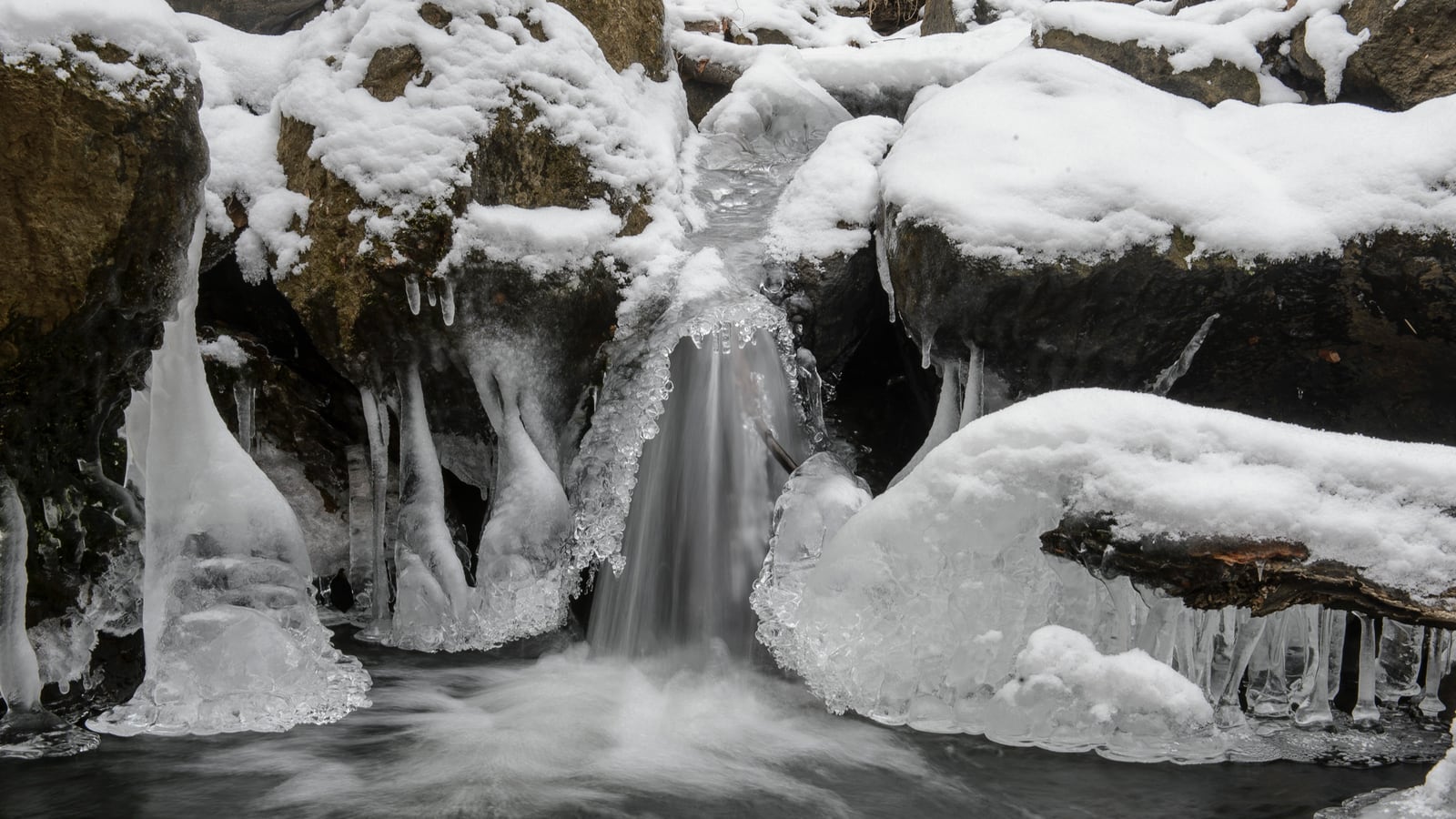 8 Wasserfälle, die auch im Winter beeindruckend sind