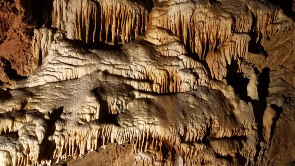 Die Baradla-Höhle: ein unterirdisches Höhlensystem, das die Schätze der Tiefe verbirgt