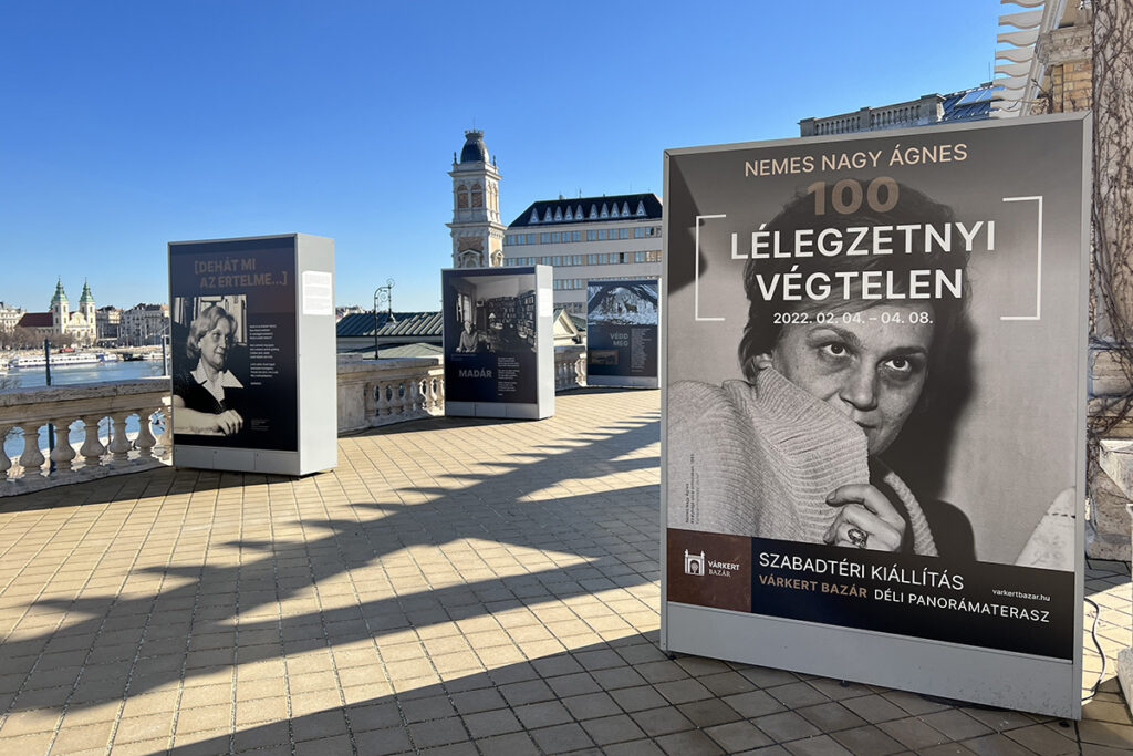 Im Burggarten-Basar präsentiert eine Open-Air-Ausstellung das Lebenswerk von Nemes Nagy Ágnes
