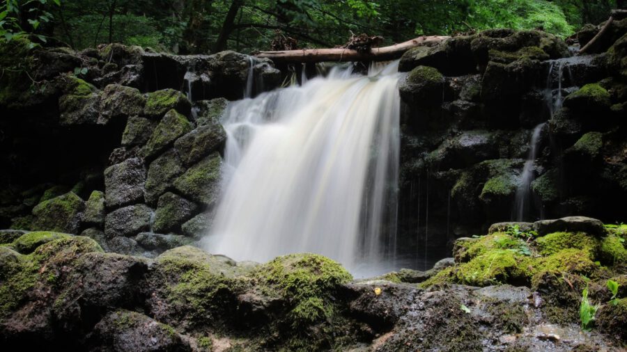 Der Annavölgyi-Wasserfall, die spektakuläre Stromschnelle des Bükkös-Baches