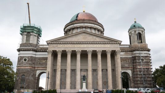 Die Kuppel des Südturms der Basilika von Esztergom wurde entfernt
