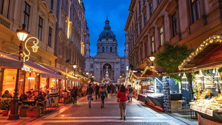 Der schönste Weihnachtsmarkt Europas wird am 18. November auf dem Platz vor der Basilika eröffnet
