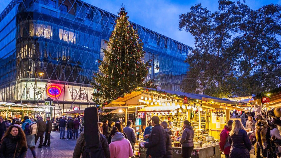 Am 18. November wird der Weihnachtsmarkt auf dem Vörösmarty-Platz eröffnet