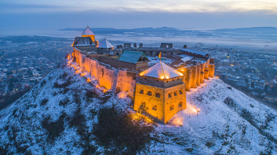 7 wunderschöne Burgen in Ungarn, die auch im Winter einen Besuch wert sind