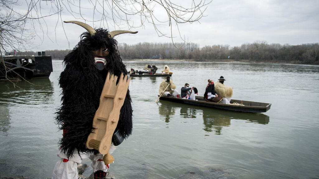 16. Februar: Beginn des Busójárás in Mohács, über 2000 Kostümierte treiben den Winter aus