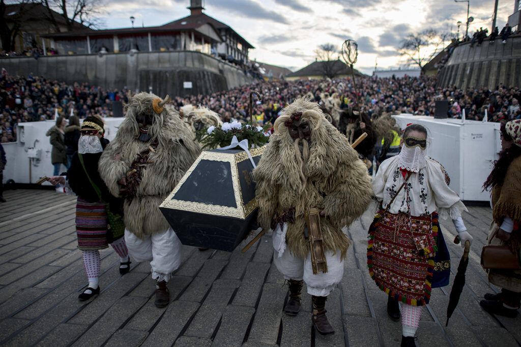 16. Februar: Beginn des Busójárás in Mohács, über 2000 Kostümierte treiben den Winter aus