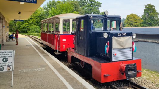 Feierlichkeiten zum 75. Jahrestag der Kindereisenbahn in Budapest am 11. April