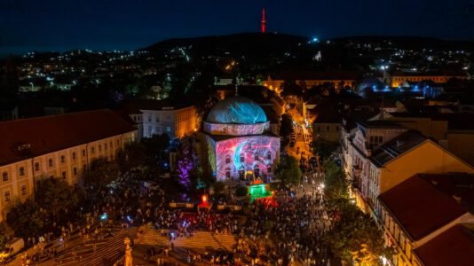 Beim Zsolnay-Lichtfestival in Pécs erwarten die Besucher im Juli mehr als hundert Programme