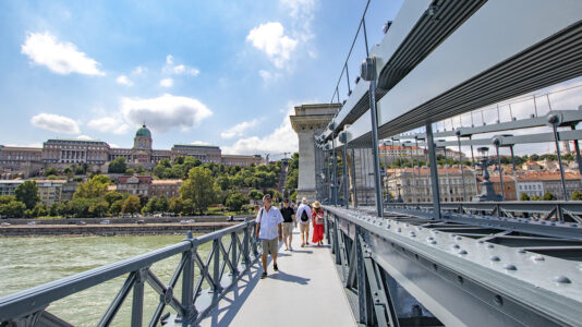 Ab 4. August ist die renovierte Kettenbrücke für Fußgänger geöffnet