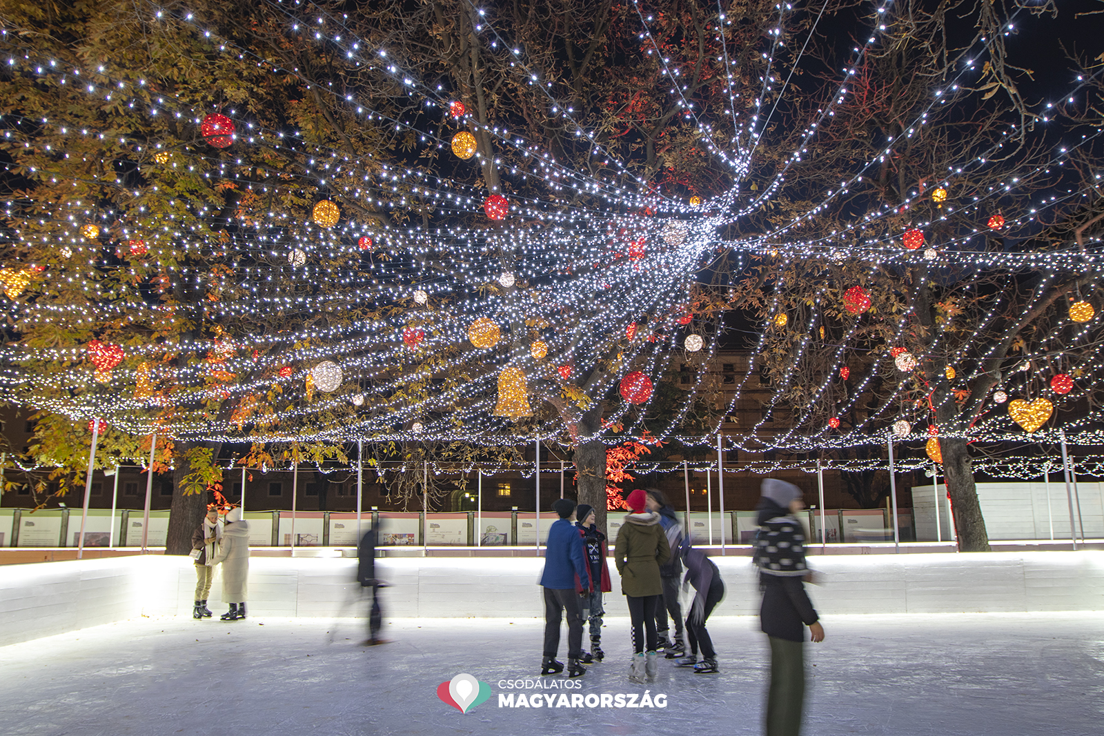 Mit Eislaufbahn und Lichterlöwen öffnete der Budapester Weihnachtsmarkt seine Pforten