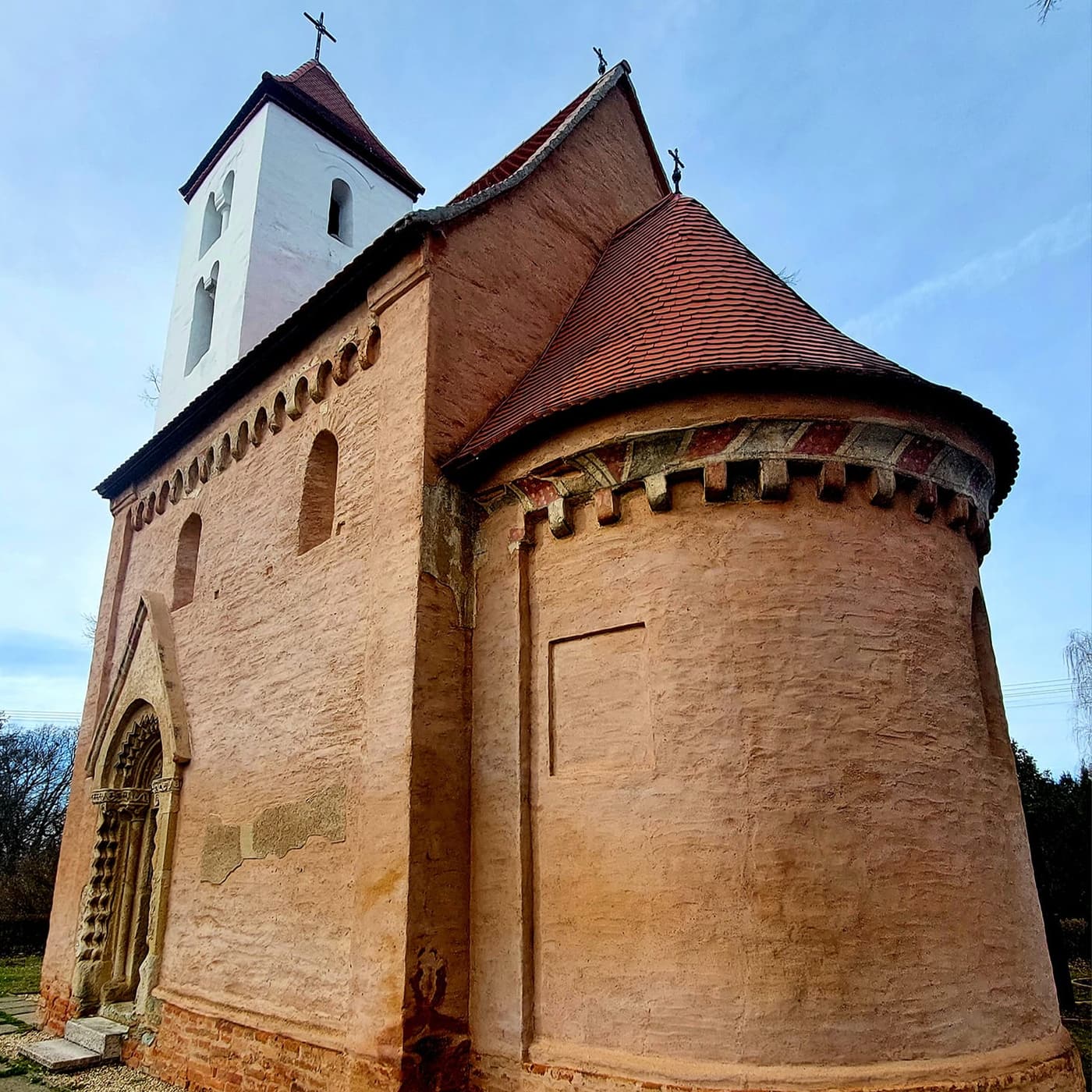 Von mittelalterlichen Ursprüngen zur spirituellen Begegnungsstätte: Die Szent Mihály Kirche in Csempeszkopács