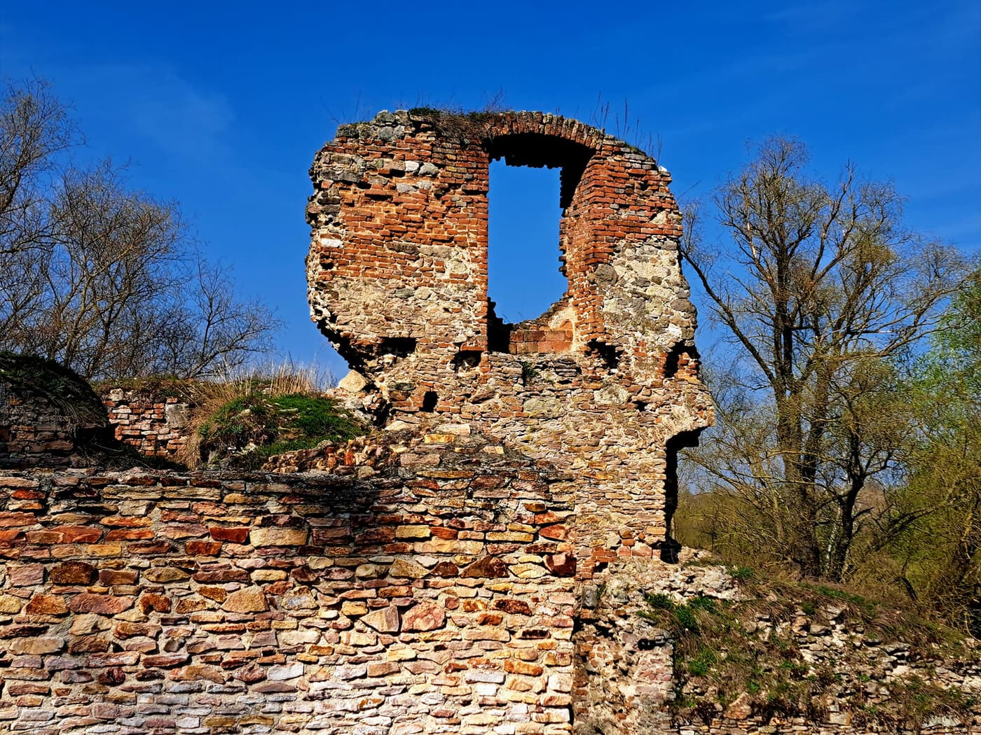 Zwischen Ruinen und Erinnerungen – Entdecken Sie Ónod am Fuße des Bükk-Gebirges!